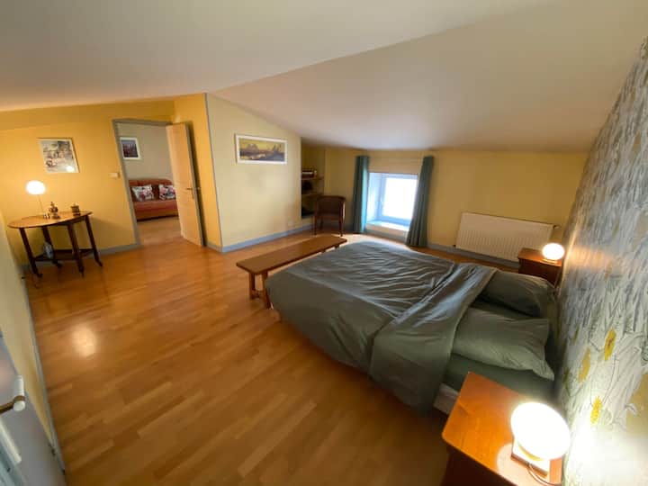 Chumba cha kulala cha kiwango cha juu kilicho na chumba cha kuvaa