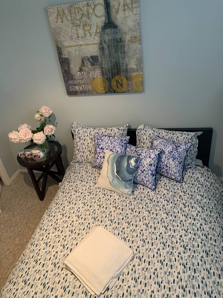 Cozy Room close to the Chinook mall Houses for Rent in Calgary