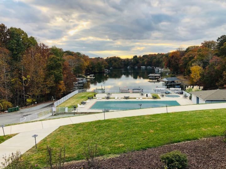 Winter Getaway! Waterfront 1 Bedroom w/ Fireplace Condominiums for