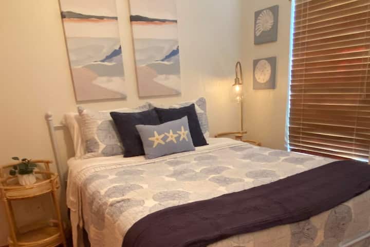 Bedroom with Queen bed 