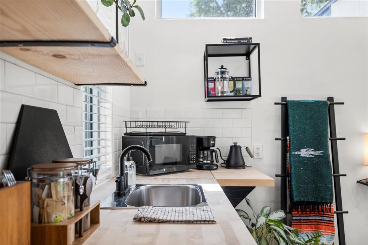 Modern Oasis | Walk to Rainey St. | Balcony
