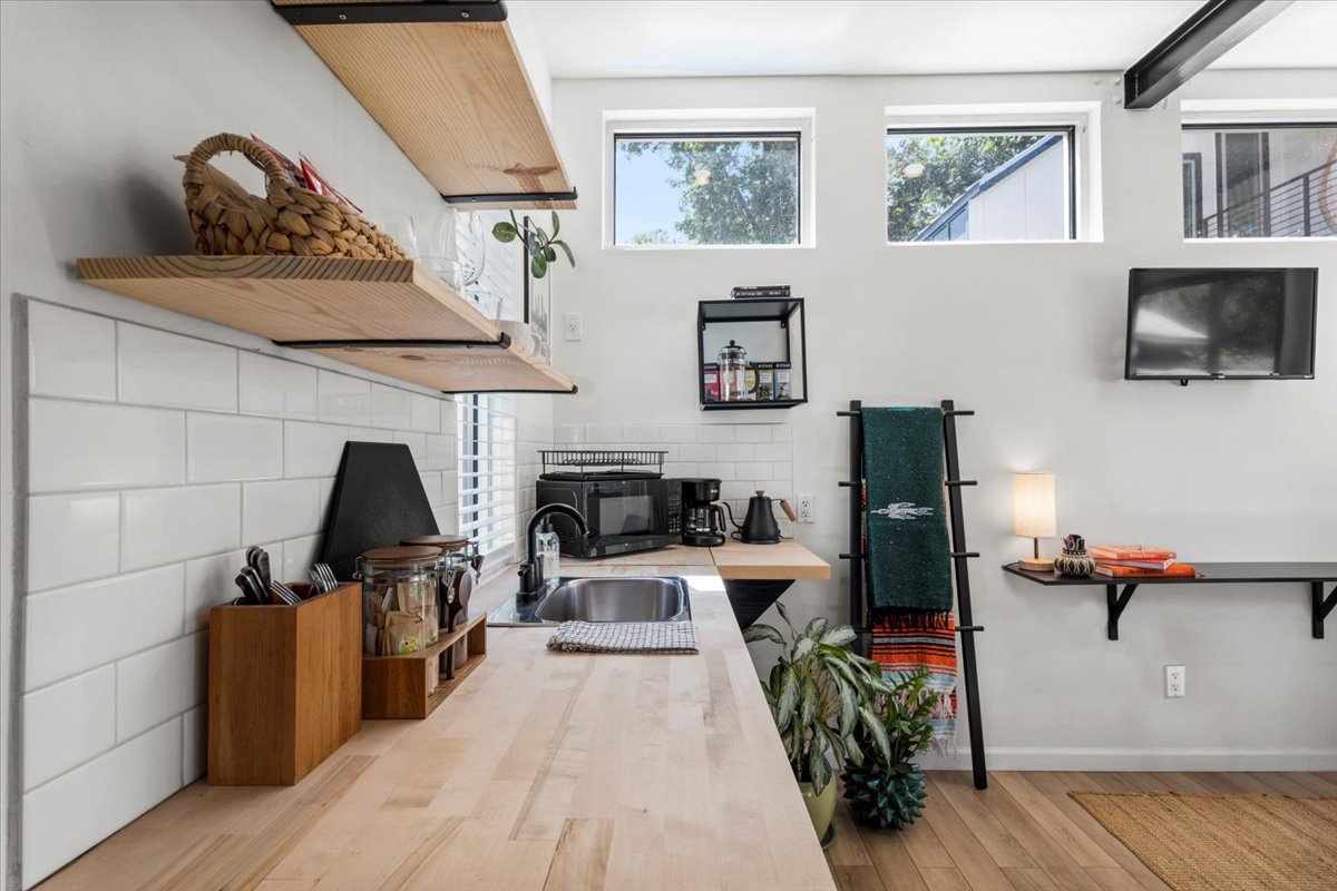 Modern Oasis | Walk to Rainey St. | Balcony