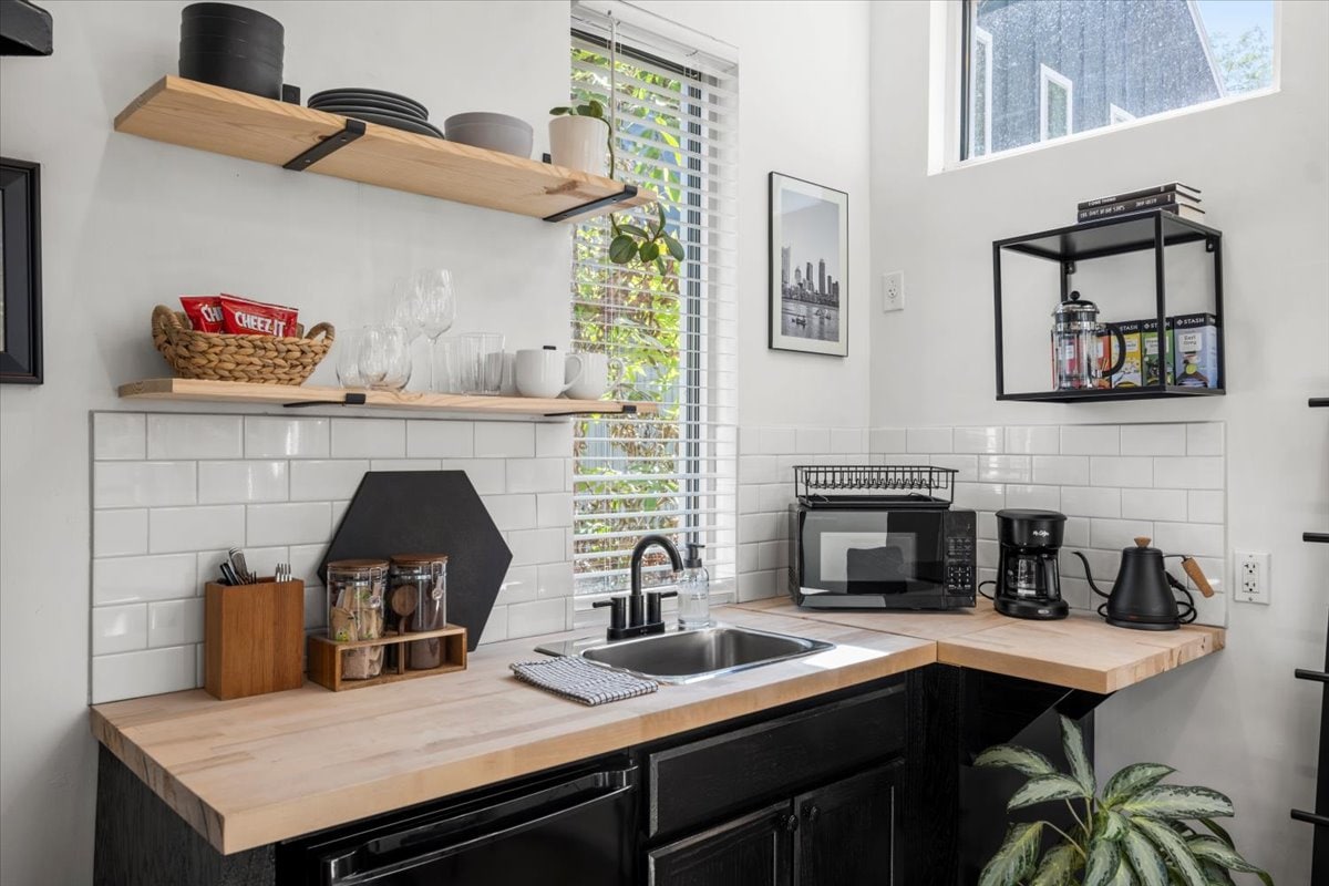 Modern Oasis | Walk to Rainey St. | Balcony
