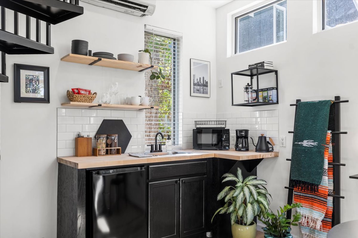 Successful Airbnb property: Modern Oasis | Walk to Rainey St. | Balcony in East Cesar Chavez