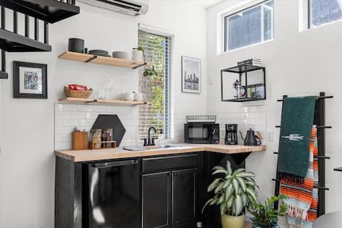 Successful Airbnb property: Modern Oasis | Walk to Rainey St. | Balcony in East Cesar Chavez