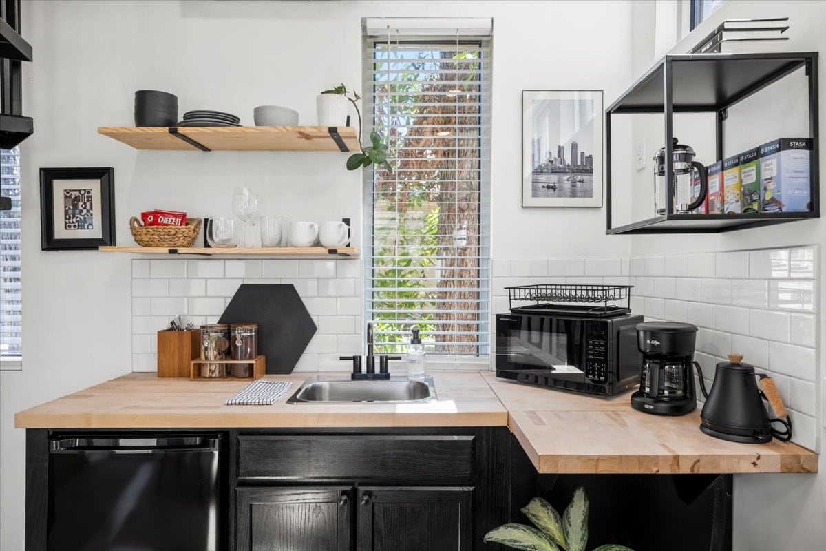 Modern Oasis | Walk to Rainey St. | Balcony