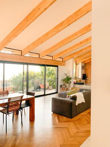 Newly renovated family home with beautiful views gallery image 3