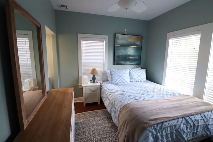 Habitación en la planta baja, cama tamaño queen 