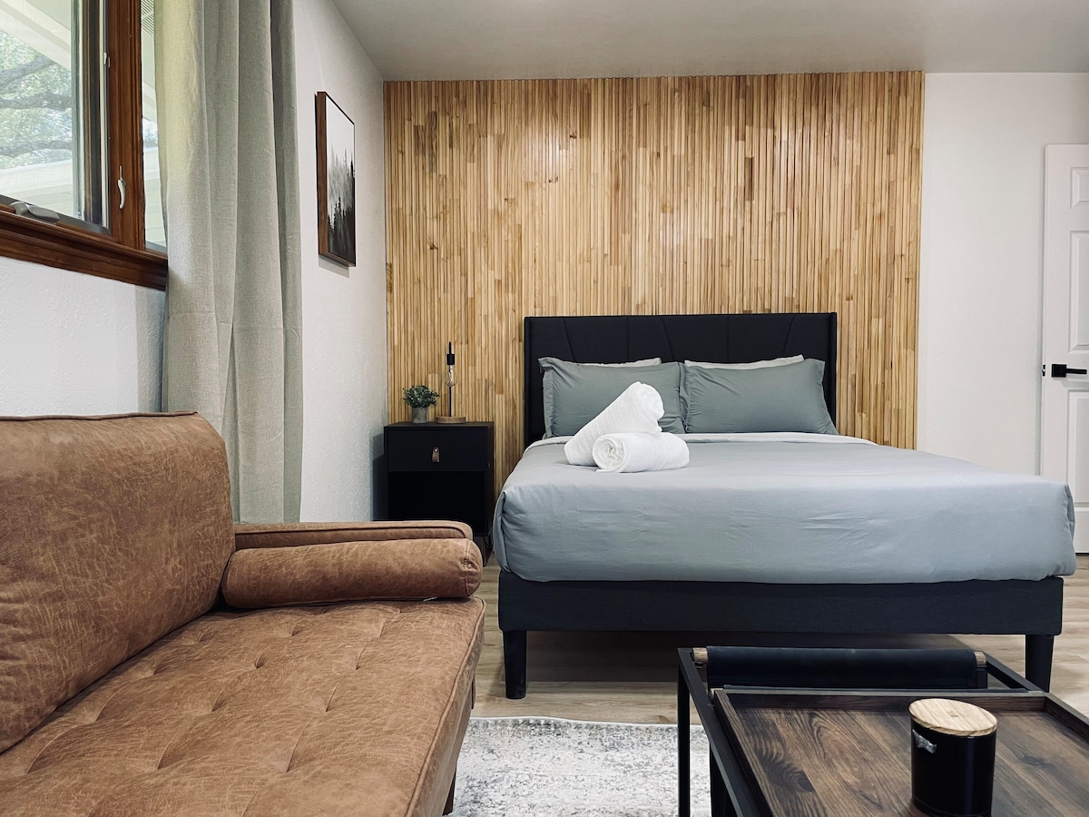 Glavna spavaća soba je prostrana i udobna.
Odlično ćete spavati na madracu od memorijske pjene. 
Svaka soba ima svjetiljku s podlogom za povezivanje iPhonea ili Androida samo s kabelom. 