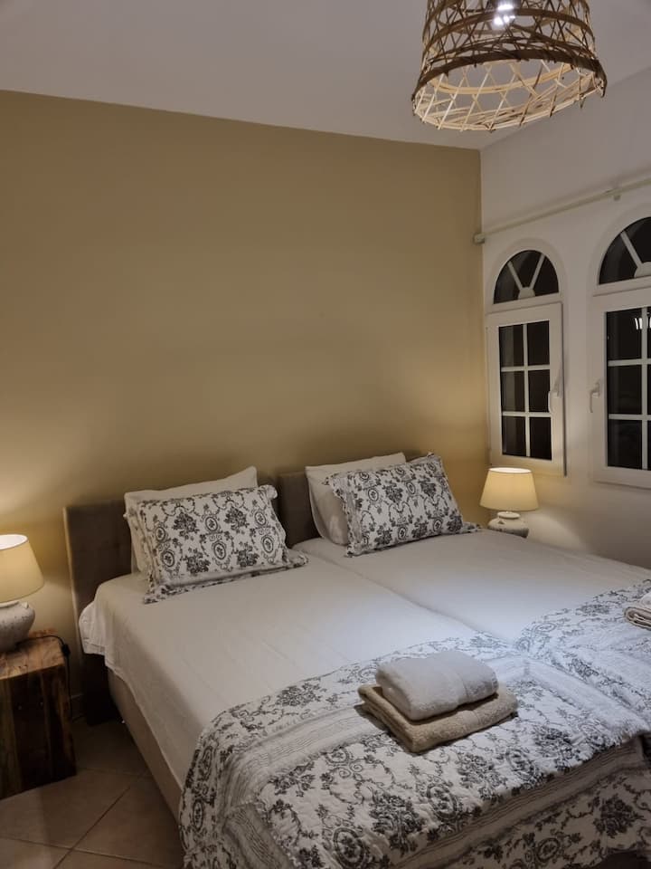 Tweede slaapkamer met lits-jumeaux boxsprings en airco. Kingsize boxspring (180x200cm) kan gescheiden worden in twee aparte bedden (90x200cm). 