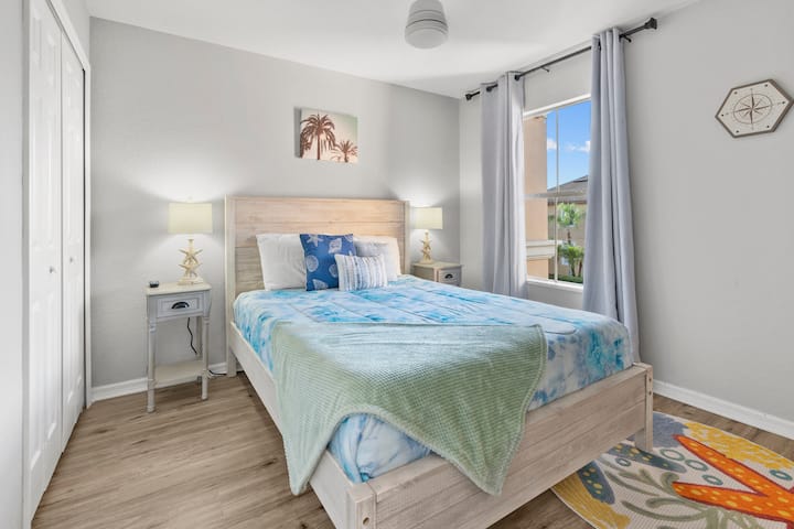 クイーンメモリーフォームマットレスを備えた2階の2つ目の寝室でリラックスして充電しましょう。1日探索した後の静かな休息です。