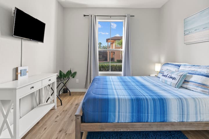 階下の快適な寝室には、クイーンサイズのメモリーフォームマットレスが備わっており、リラックスして新しい一日をリフレッシュして迎えるのに最適な場所です。静かで考え抜かれたデザインの空間で、穏やかな快適さと静けさをお楽しみください。