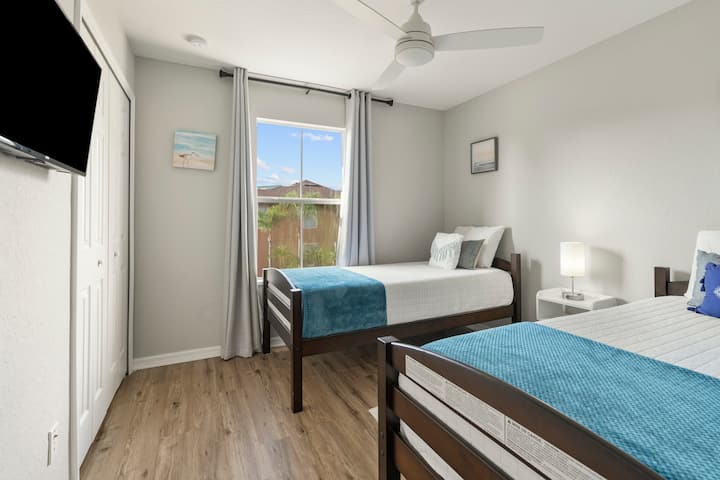 2階の寝室には、快適なツインメモリーフォームベッドが2台あり、1日湖で冒険や探索をした後にくつろぐのに最適です。自然光がたっぷり入るモダンな雰囲気の静かな空間で、快適さとリラックスをお楽しみください。