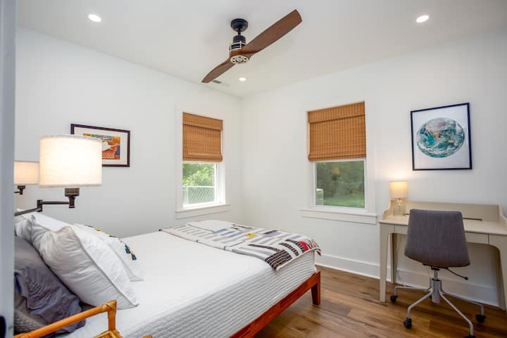 Este acogedor dormitorio da a la parte trasera de la casa. El colchón tamaño queen de aguacate es firme y cómodo. El escritorio ofrece un lugar tranquilo para instalar tu computadora portátil con buena conexión wifi.