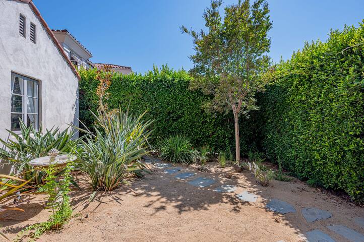 Secluded 4BR Spanish Oasis in the Middle of LA gallery image 4