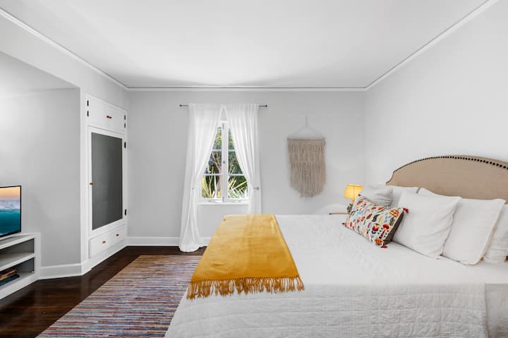 Guest room with Queen bed