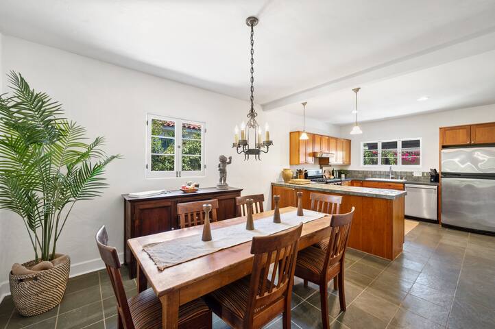 Secluded 4BR Spanish Oasis in the Middle of LA gallery image 5