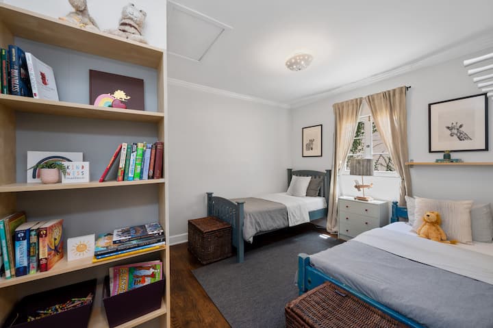 Kids' bedroom with two twin beds