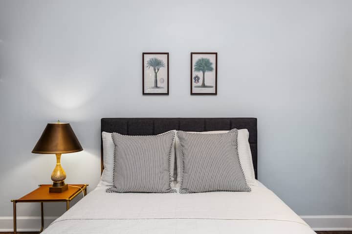 Guest room with full bed