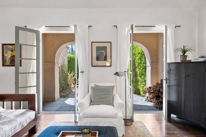 Secluded 4BR Spanish Oasis in the Middle of LA gallery image 3