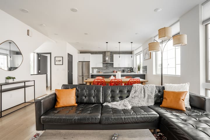 Chic Seattle 4BR | Rooftop Deck+Prime City Access