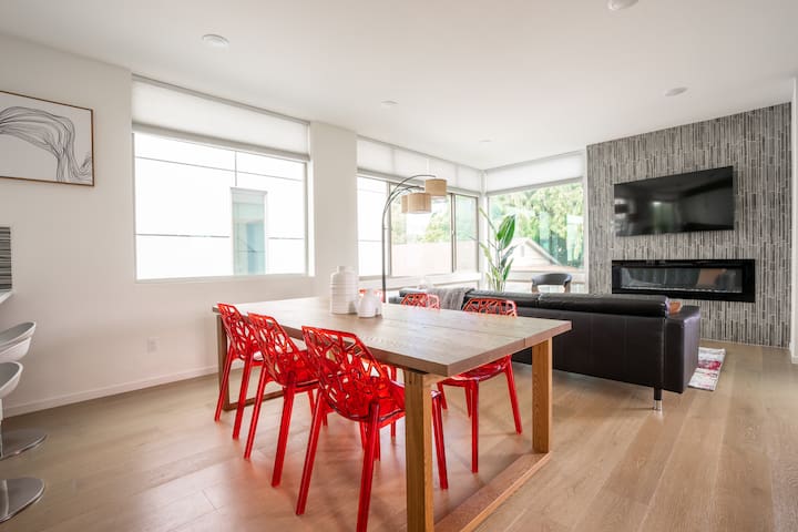 Chic Seattle 4BR | Rooftop Deck+Prime City Access gallery image 4