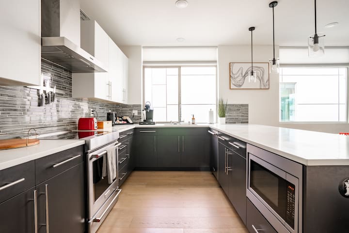 Chic Seattle 4BR | Rooftop Deck+Prime City Access gallery image 2