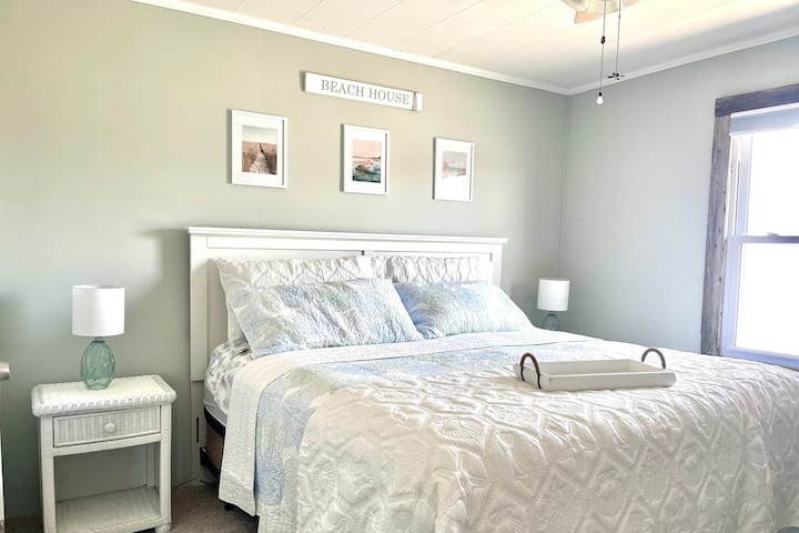 Povucite se sjenila za zamračivanje i uživajte u mirnom noćnom spavanju u našoj prostranoj sobi s bračnim krevetom.