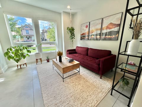 Successful Airbnb property: Stylish 4BR w/Rooftop BBQ Near CityPark & Downtown in City Park West