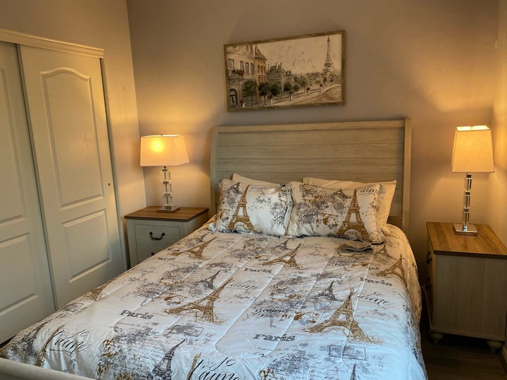 חדר שינה שלישי עם מיטת קווין סייז חדשה ומזרן חדש בגודל 14 אינץ'.