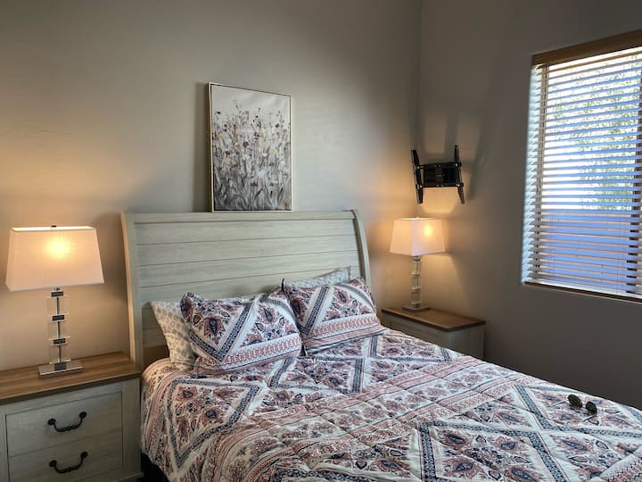 חדר שינה שני עם מיטת קווין סייז חדשה ומזרן חדש בגודל 14 אינץ'.