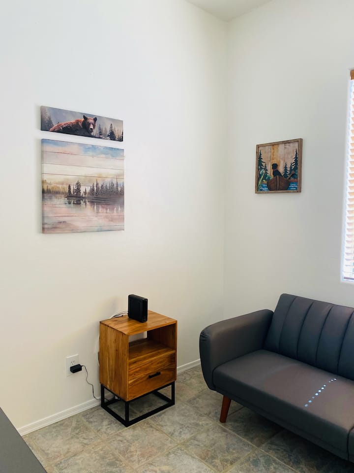 בחדר השינה הרביעי יש פוטון (עם גג נפתח למיטת קווין סייז) ושולחן. 