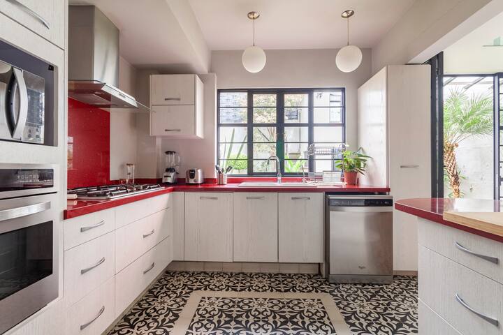 Historic Villa Condesa King Beds + Service +Garden gallery image 5