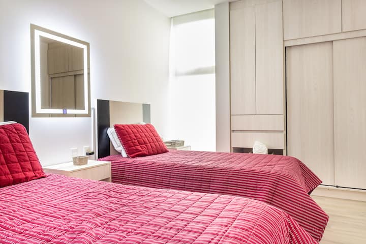 Მეორადი საძინებელი დიდი კარადათი.