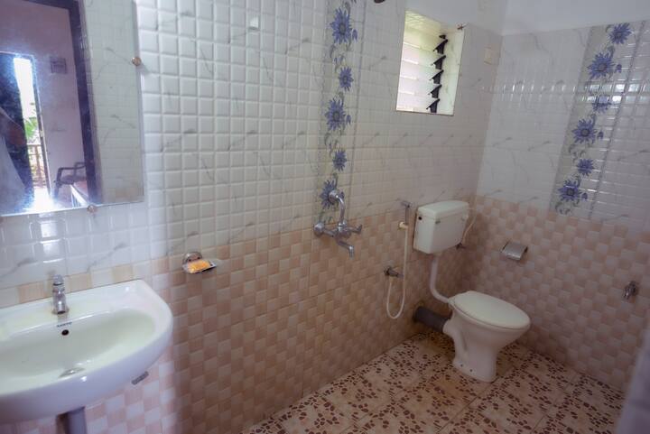 Full bathroom image 1
