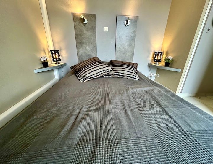 Hauptschlafzimmer, Duplex im Obergeschoss mit Doppelbett. 
Möglichkeit, ein Sonnenschirmbett zu stellen (ohne zusätzliche Kosten verfügbar) 