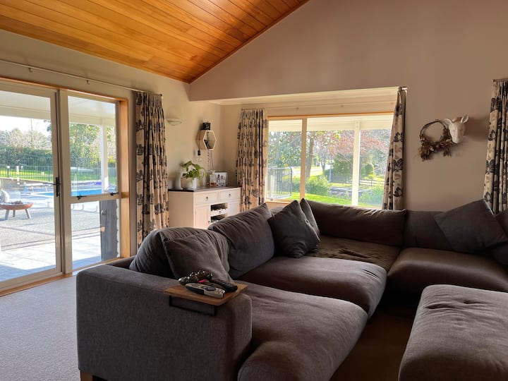 Perfect Retreat - 5 Bedroom Home With Pool And Spa - Tauranga