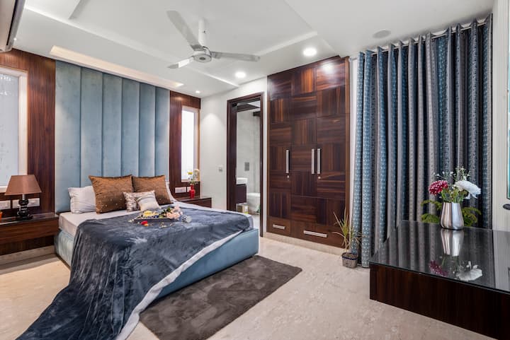 ห้องนอนแต่ละห้องมีเครื่องปรับอากาศและห้องน้ำที่ติดตั้ง  ห้องนอนเหล่านี้ไม่เพียงแต่ทำอย่างมีรสนิยมแต่ยังมีเตียงที่สะดวกสบายและตู้เก็บของที่เพียงพอ