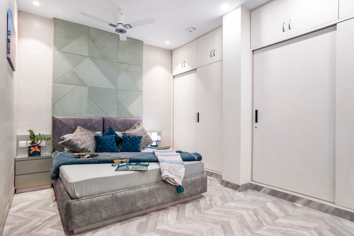 ห้องนอนที่ชั้นล่างมีขนาดใหญ่กว่ามากมีเตียงขนาดคิงไซส์ตู้ขนาดใหญ่และเครื่องปรับอากาศ