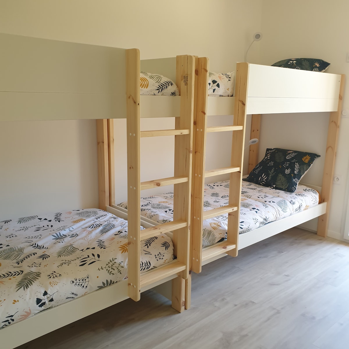 带4张单人床的卧室