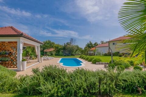 Vila Piljak with Pool and Beautiful Garden