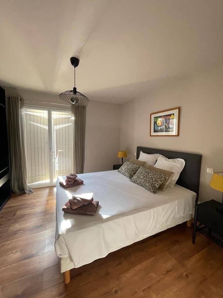 חדר שינה ראשי בקומת הקרקע 160/200