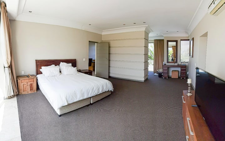 Vrlo prostrana glavna spavaća soba s bračnim krevetom dodatne dužine. Uđite u garderobu. Prekrasna kupaonica.
Soba vodi na golemi balkon.