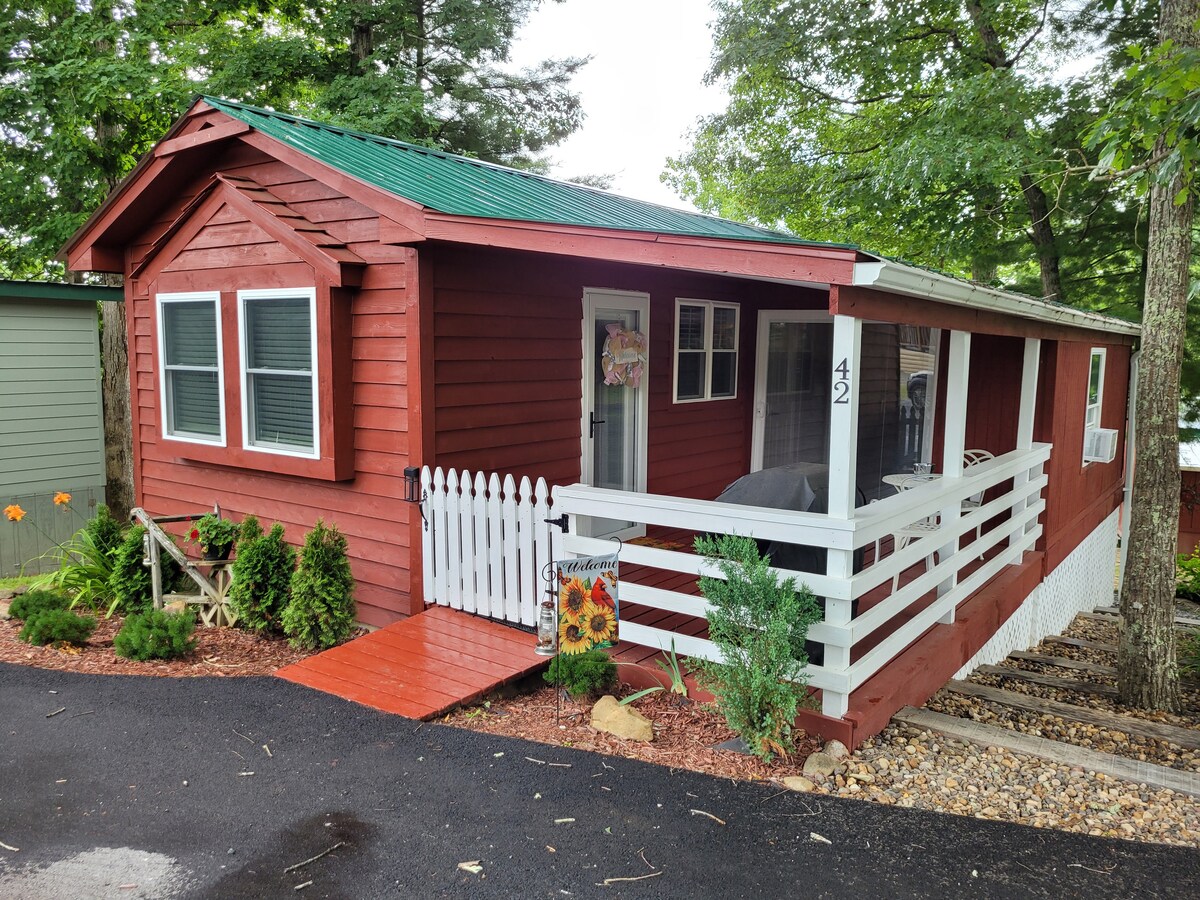 The Cozy Cardinal 2BR cabin w/ pool access, WiFi Cottages for Rent in Pipestem, West