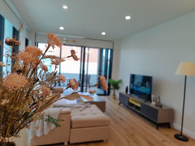 Prime location & High-end 2BR at Chatswood Place