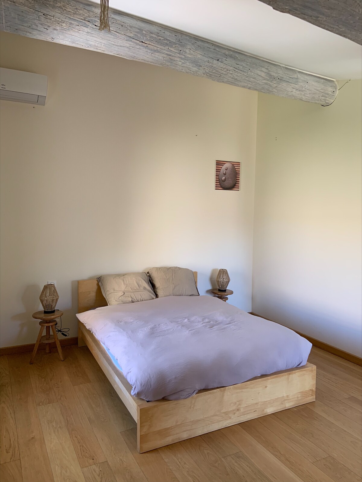 الغرفة 18 مترمربع، سرير مزدوج، خزانة ملابس، مكيفة الهواء.