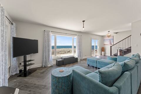 Cozy 3 bedroom Lakefront cottage