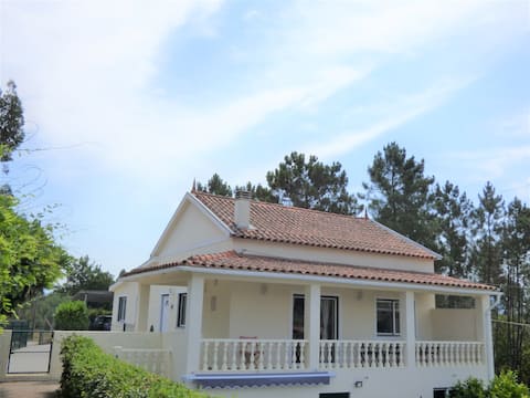 2 bedroom house in Mouronho with parking and pool.