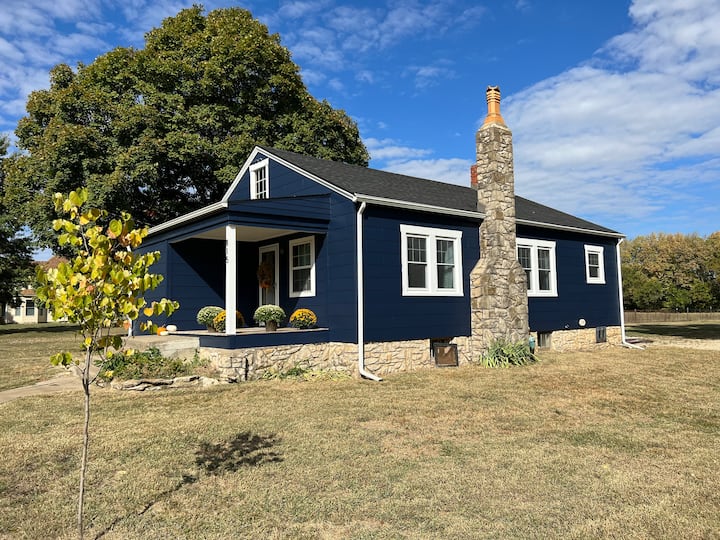 Boujie blue bungalow on 1 acre Houses for Rent in Kansas