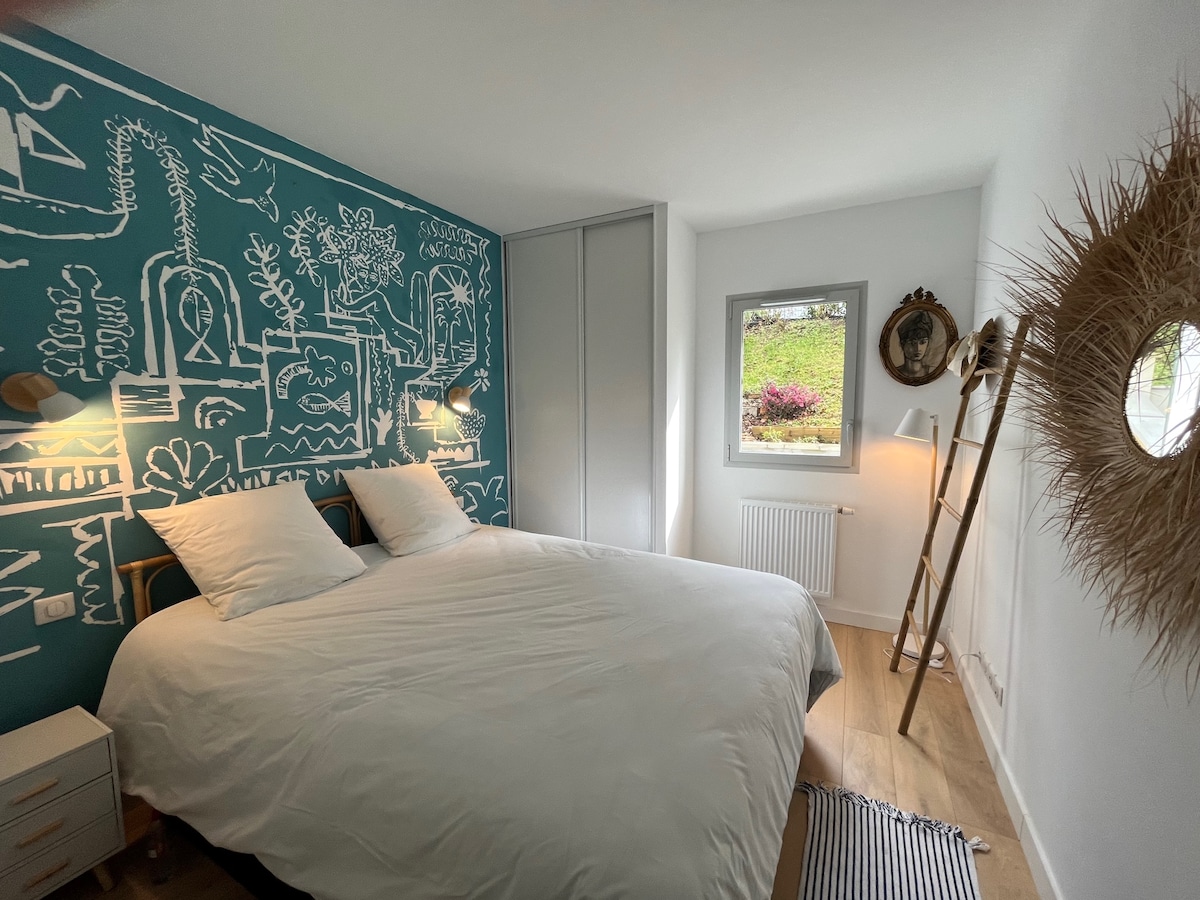 Dhomë gjumi e bukur dopio me muralin e saj